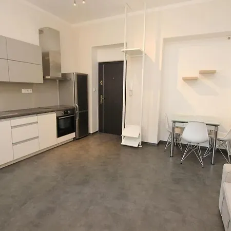 Self Check-in 45m2 Facing Tram Station * Praga