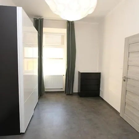 Self Check-in 45m2 Facing Tram Station Praga